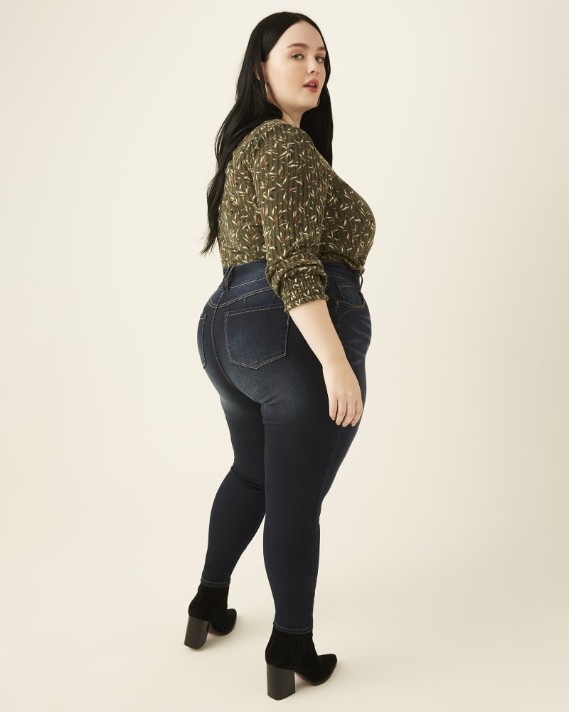 Plus size model with diamond body shape wearing  by Meri Skye | Dia&Co | dia_product_style_image_id:171437